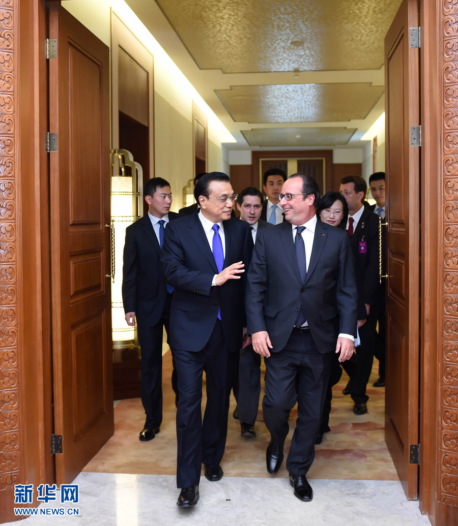 11月3日,国务院总理李克强在北京钓鱼台国宾馆会见来华进行国事访问的法国总统奥朗德。 新华社记者 张铎 摄 11月3日,国务院总理李克强在北京钓鱼台国宾馆会见来华进行国事访问的法国总统奥朗德。 新华社记者 张铎 摄