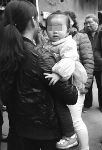 女童家门口被抱走 民众狂追男子将孩子丢下逃走