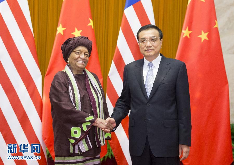 11月5日，国务院总理李克强在北京人民大会堂会见来华进行国事访问的利比里亚总统瑟利夫。 新华社记者 黄敬文 摄 