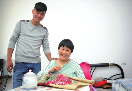 清晨6时起来给妈妈导完尿后,因为实在很困,白永皓不得不继续睡一会儿再起来做早饭。下课后,他需要赶紧回到租住的房子里给妈妈翻身、再次导尿。高位截瘫的妈妈在他眼里,现在就是一个孩子,“我离不开她,她也离不开我!”