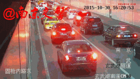 南京多名司机隧道内为急救车让路 各获奖五百元