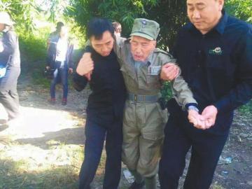 5日，得知远征军遗骸归国活动受阻，前往迎接的89岁老兵代表缪焜失声痛哭。志愿者供图