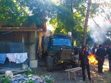 远征军遗骸安放处，大门被人开来汽车堵住。志愿者供图