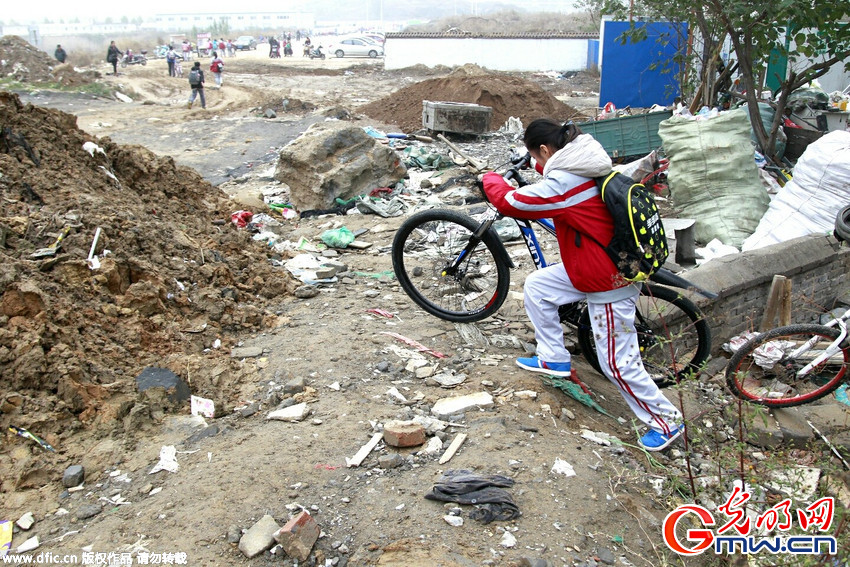 孩子上学如穿&ldquo;前线&rdquo; 郑州&ldquo;最烂&rdquo;上学路遭吐槽