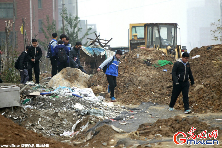 孩子上学如穿&ldquo;前线&rdquo; 郑州&ldquo;最烂&rdquo;上学路遭吐槽