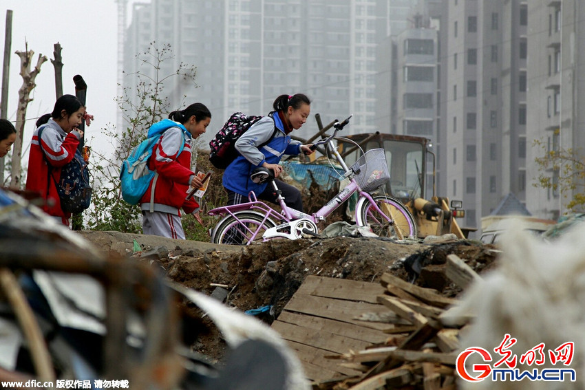 孩子上学如穿&ldquo;前线&rdquo; 郑州&ldquo;最烂&rdquo;上学路遭吐槽