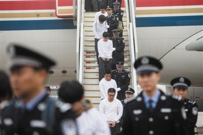 254名电信网络诈骗疑犯被押解回国 多数20岁左右