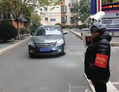 大量老旧小区遭产权单位弃管 政府组织居民自治