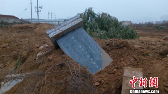 被毁坏的孙翰林墓园孙聘三摄