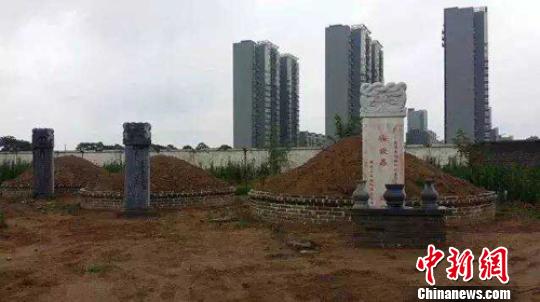 被毁坏前的孙翰林墓园园内墓地孙聘三摄