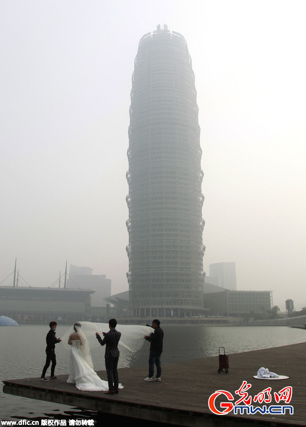 郑州&ldquo;雾霾&rdquo;中拍摄婚纱照 灰暗天空为难&ldquo;约拍&rdquo;摄影师