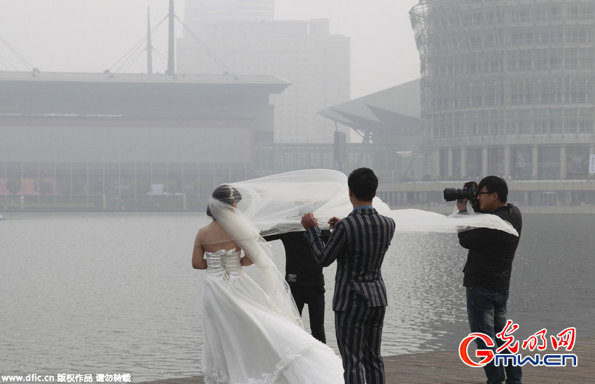 郑州&ldquo;雾霾&rdquo;中拍摄婚纱照 灰暗天空为难&ldquo;约拍&rdquo;摄影师