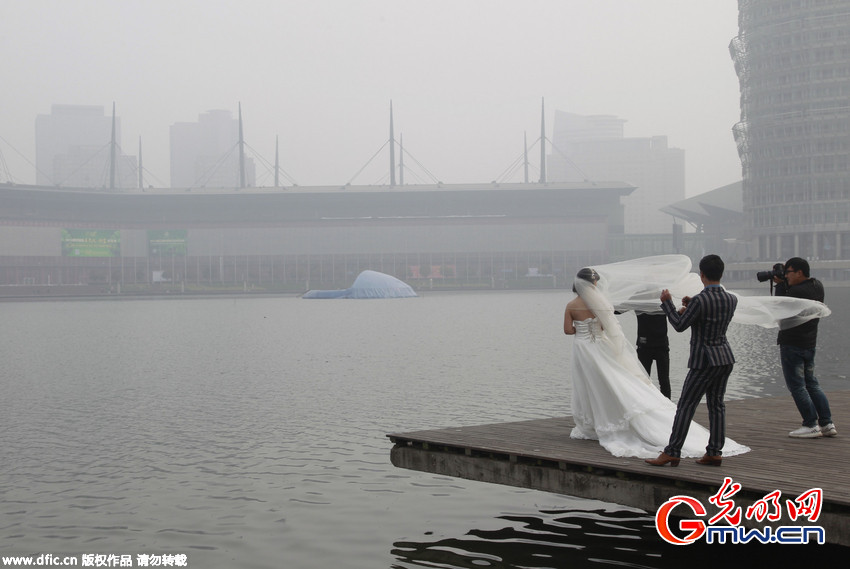 郑州&ldquo;雾霾&rdquo;中拍摄婚纱照 灰暗天空为难&ldquo;约拍&rdquo;摄影师
