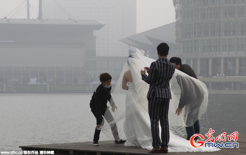 郑州&ldquo;雾霾&rdquo;中拍摄婚纱照 灰暗天空为难&ldquo;约拍&rdquo;摄影师