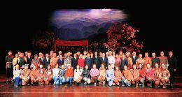 11月9日，歌剧《白毛女》在山西大剧院演出结束后，省委书记王儒林、省长李小鹏等领导与全体演职人员合影。本报记者李联军摄