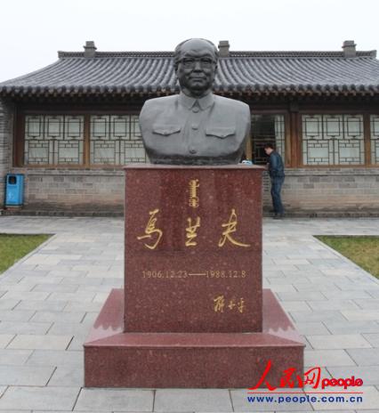 乌兰夫故居内的乌兰夫半身铜像。 (代睿 摄)