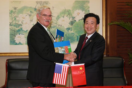 屈冬玉与美国农业部副部长斯邱思主持召开中美