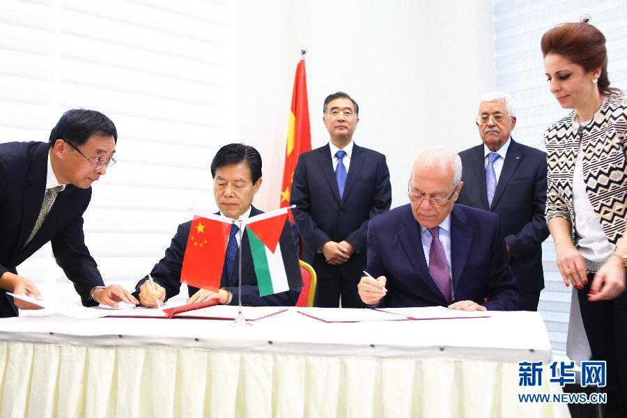 汪洋与巴勒斯坦总统阿巴斯共同出席中国援巴外交部大楼移交仪式