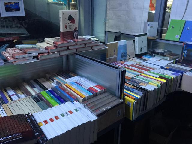 书霸3年买2682本书 楼道建宿舍图书馆 图