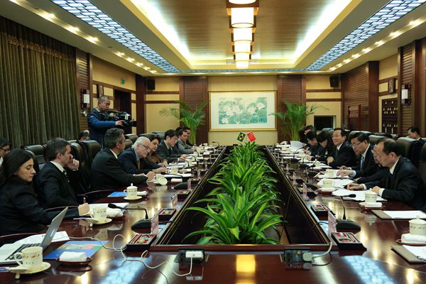 韩长赋会见巴西农牧业和食品供应部部长阿布雷