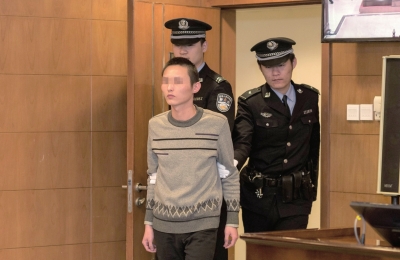      郑某被带入法庭。京华时报记者蒲东峰摄