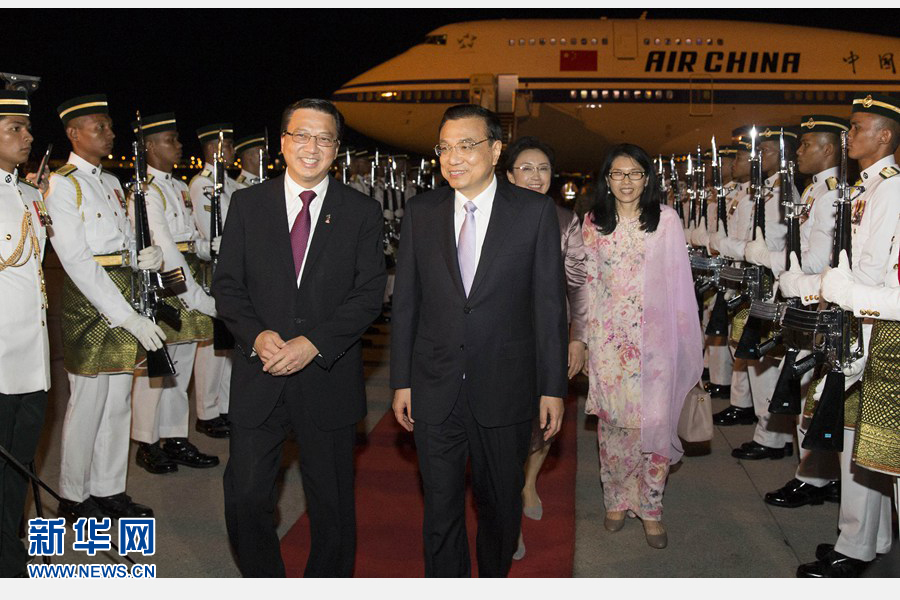 当地时间11月20日晚，国务院总理李克强乘专机抵达吉隆坡雪邦国际机场，将出席第十八次中国－东盟（10+1）领导人会议、第十八次东盟与中日韩（10+3）领导人会议和第十届东亚峰会，并对马来西亚进行正式访问。新华社记者 黄敬文 摄