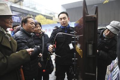 北京&ldquo;朝阳群众&rdquo;戴红袖标 13万人&ldquo;在岗&rdquo;