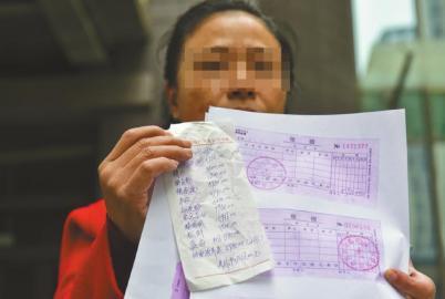 温情忽悠老两口11万买保健品 帮洗脚喊爸妈不买都不好意思