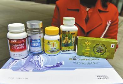 温情忽悠老两口11万买保健品 帮洗脚喊爸妈不买都不好意思