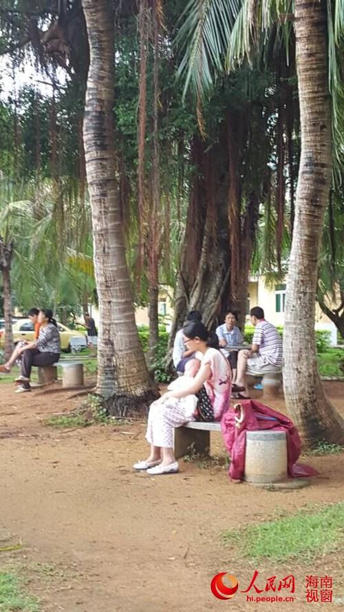 不少市民从高楼内跑出躲避地震