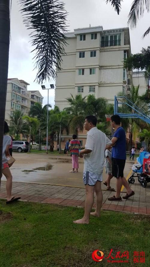 不少市民从高楼内跑出躲避地震