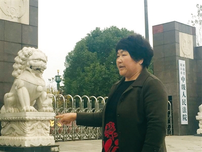 11月18日，李桂英来到周口市中级法院，询问齐金山案的进展。她对齐金山被判死缓不满，认为应判死刑。新京报记者 安钟汝 摄