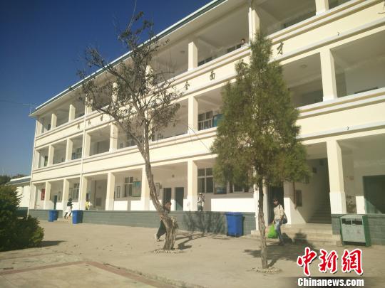 图为大仓中学教学楼。　王艳龙摄