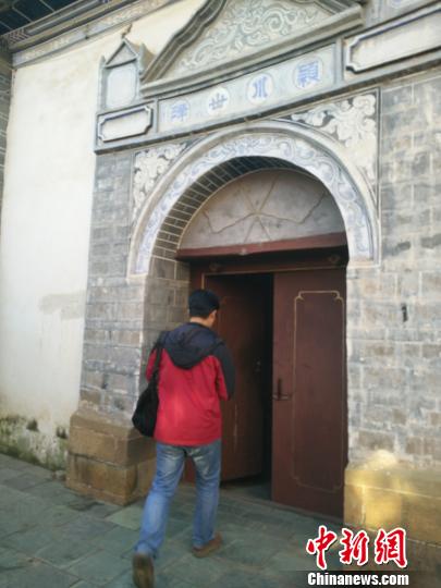 图为进入巍山县委县政府侧门。　王艳龙摄