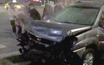 北京医生重庆出差路遇车祸带领路人抬车救人