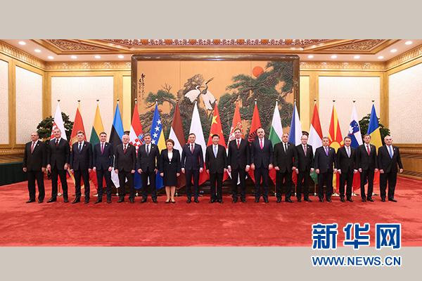 11月26日，国家主席习近平在北京人民大会堂集体会见来华出席第四次中国－中东欧国家领导人会晤的中东欧16国领导人。 新华社记者 庞兴雷摄