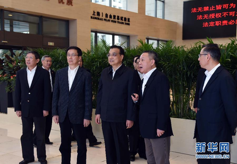  11月25日，中共中央政治局常委、国务院总理李克强在结束中国－中东欧国家领导人会晤后，到上海考察自贸试验区改革开放的最新进展。这是李克强在陆家嘴片区行政服务中心听取情况介绍。新华社记者 饶爱民 摄 