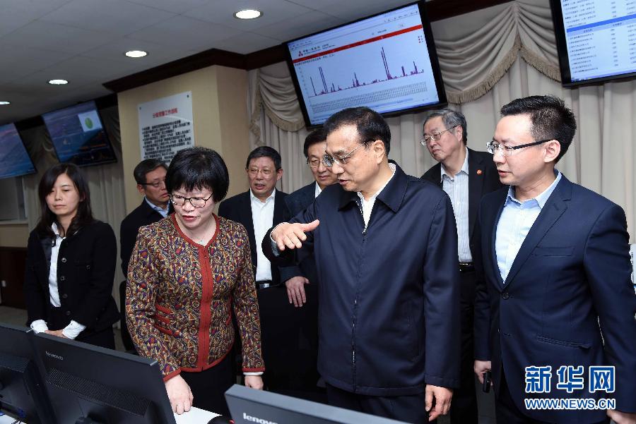 11月25日，中共中央政治局常委、国务院总理李克强在结束中国－中东欧国家领导人会晤后，到上海考察自贸试验区改革开放的最新进展。这是李克强在中国人民银行上海总部了解上海自贸区金融改革创新情况。新华社记者 饶爱民 摄 