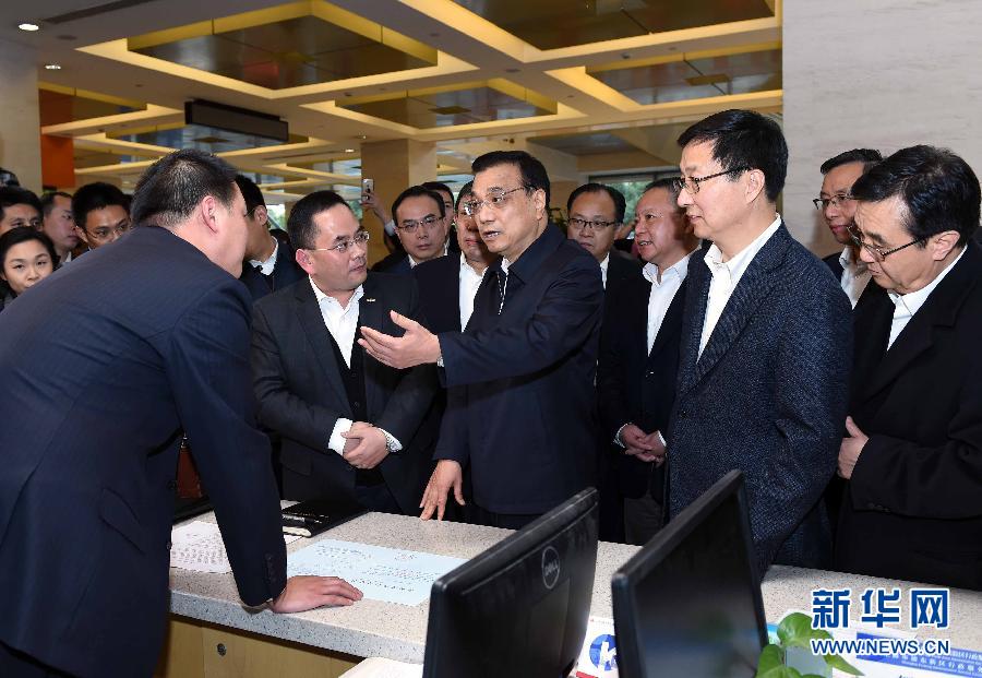 11月25日，中共中央政治局常委、国务院总理李克强在结束中国－中东欧国家领导人会晤后，到上海考察自贸试验区改革开放的最新进展。这是李克强在陆家嘴片区行政服务中心同工作人员交流。新华社记者 饶爱民 摄 