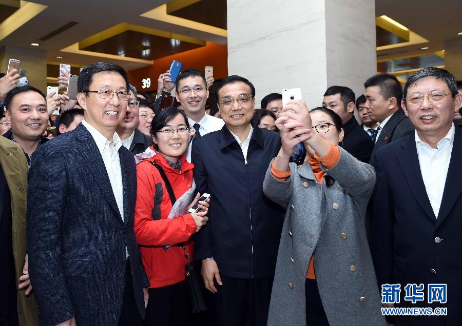 11月25日，中共中央政治局常委、国务院总理李克强在结束中国－中东欧国家领导人会晤后，到上海考察自贸试验区改革开放的最新进展。这是李克强在陆家嘴片区行政服务中心同办事群众在一起亲切交流。新华社记者 饶爱民 摄 