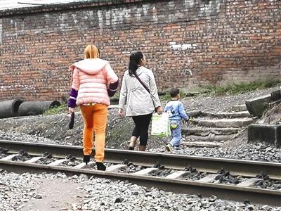 不少大人带着孩子横穿铁路