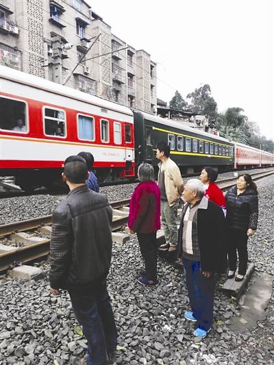 有火车经过时,居民们就在旁边等待通过