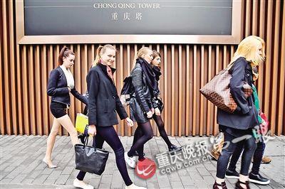 她们走在街上十分抢眼