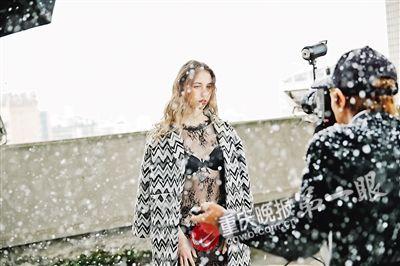 她们走在街上十分抢眼