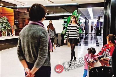 她们走在街上十分抢眼