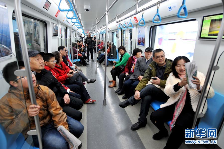 #（社会）（1）青岛首条地铁开通在即 市民参与试乘体验