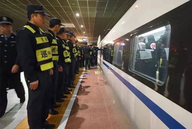 广东警方用1节车厢押诈骗犯:双手反铐戴黑头套