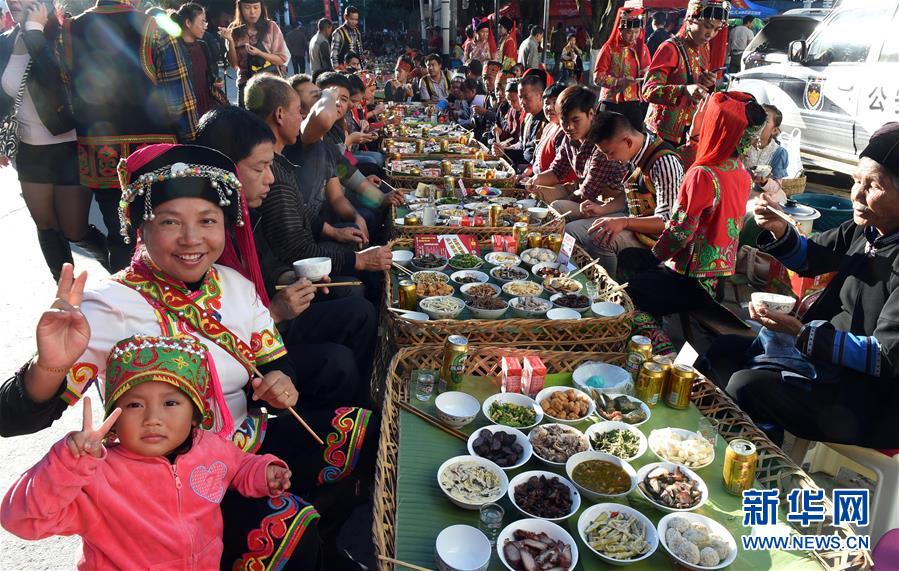 （晚报）（3）哈尼三千米长街宴引来八方游客