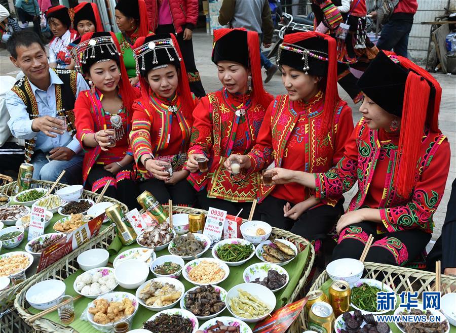 （晚报）（2）哈尼三千米长街宴引来八方游客