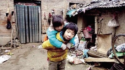 爸妈打工爷奶年迈11岁哥哥背6岁脑瘫妹妹上学